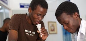 africa-inventors.Ugandan Students Win Award For Pregnancy Scan Machinejpg