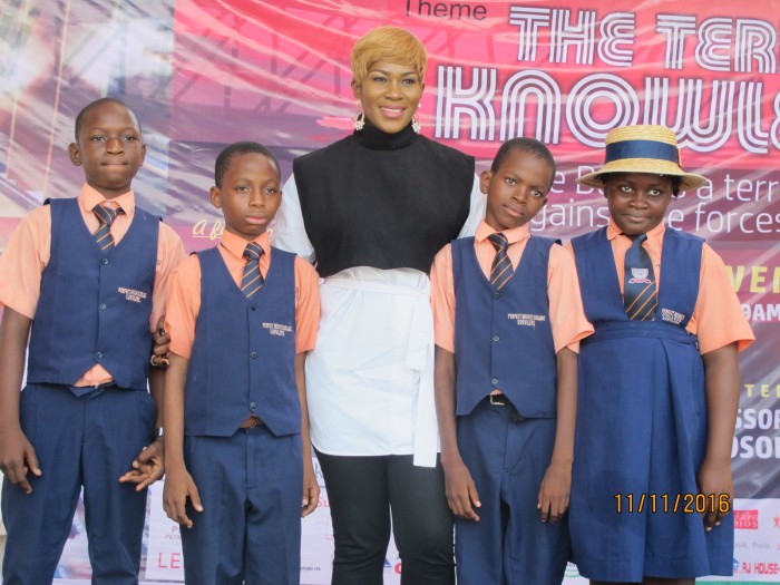 stephanie-linus-mentors-students-at-the-lagos-book-arts-festival-2016-1